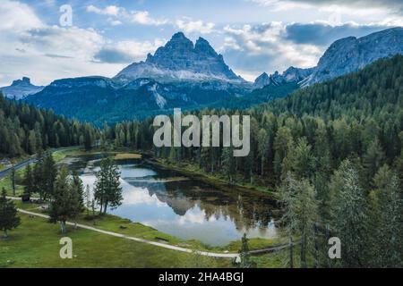 Luftaufnahme des lago antorno, Tre cime di lavaredo Berg im Hintergrund, dolomiten, italien. Stockfoto