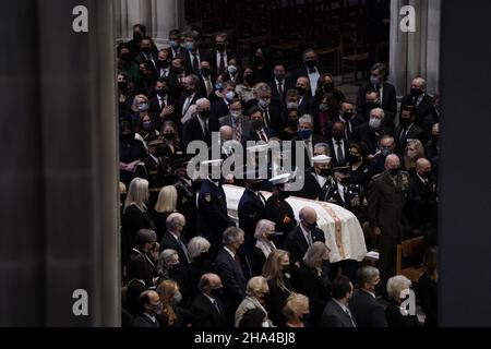 Washington, Usa. 10th Dez 2021. Sarg beim Gedenkgottesdienst von Senator Robert Dole in der National Cathedral in Washington, DC am 10. Dezember 2021. Foto von Yuri Gripas/UPI Credit: UPI/Alamy Live News Stockfoto