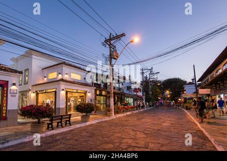 Buzios, Brasilien - 24. Juli 2018: Die berühmte Stone Street (Rua das Pedras) ist voller Geschäfte und Restaurants und ist ein beliebter Touristenort in der Nacht. Stockfoto