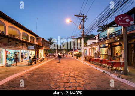 Buzios, Brasilien - 24. Juli 2018: Die berühmte Stone Street (Rua das Pedras) ist voller Geschäfte und Restaurants und ist ein beliebter Touristenort in der Nacht. Stockfoto