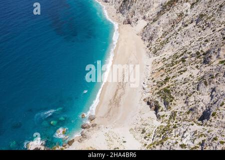 Berühmter Strand von Platia ammos auf der Insel kefalonia, griechenland. Der Strand wurde vom Erdbeben im Frühjahr 2014 betroffen und es ist sehr schwierig, am Strand unterzugehen. Stockfoto