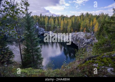 Ruskeala Mountain Park - eine jahrhundertealte Geschichte des Bergbaus. Die unbeschreibliche Schönheit des natürlichen Marmors in freier Wildbahn. karelien. russland. Stockfoto