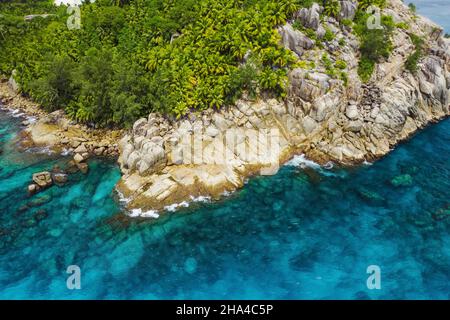 Luftdrohnen-Helikopter-Ansicht von kristallklarem türkisfarbenem Wasser und erstaunlichen Granitfelsen. la digue Insel seychellen. Stockfoto