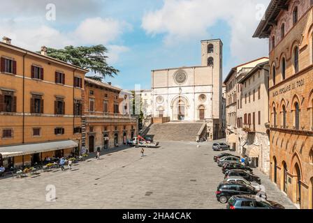 Piazza del Popolo und der Dom Santa Maria Annunziata von Todi in Umbrien, Italien Stockfoto