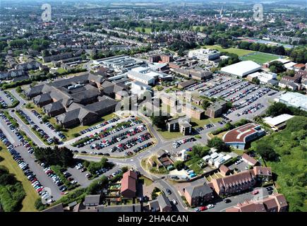 Luftaufnahme des St Richards Hospital in Chichester, West Sussex ein Universitätskrankenhaus Sussex NHS Foundation Trust Hospital, aufgenommen mit Drohne. Stockfoto