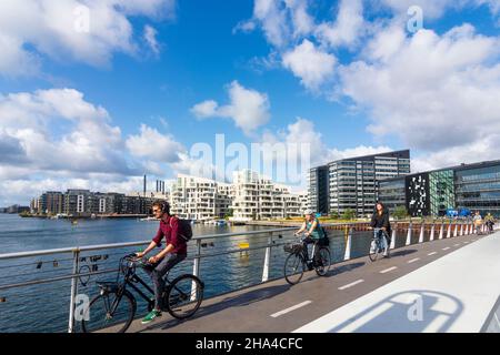 Kopenhagen, Koebenhavn: Cykelslangen (Fahrradschlange) Brücke für Radfahrer, Radfahrer, Sydhavnen Gebiet, in , Seeland, Sealand, Sjaelland, Dänemark Stockfoto