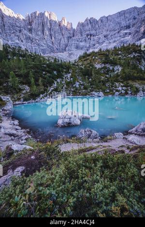 Schöner türkisfarbener Berg sorapiss See in den dolomiten, italien. Stockfoto