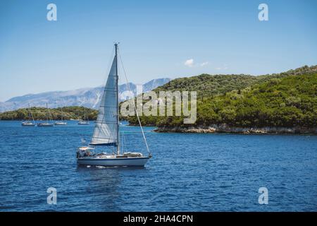 Segelboote ankerten im dorf fiscardo auf der Insel kefalonia, griechenland. Stockfoto