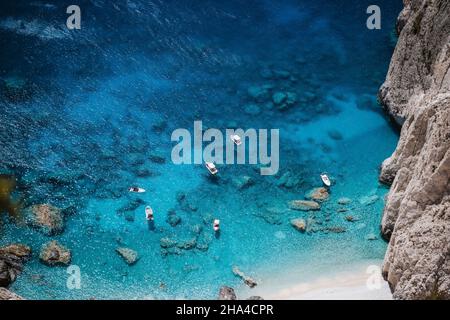 Vergnügungsboote ankerten am Mizithres Klippenfelsen auf der ionischen Insel zakynthos, griechenland. Stockfoto