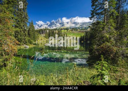 karersee - karersee mit latemar, provinz bozen, Südtirol, italien. Landschaft mit karersee und dolomiten im Hintergrund, Nova levante, bozen, italien. Stockfoto