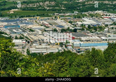 Handels- und Industriegebiet von Rovereto. Rovereto, Provinz Trient, Trentino-Südtirol, Italien, Europa Stockfoto