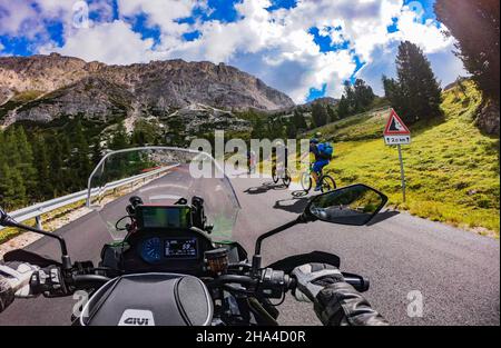 Motorradtouren auf dem Passo Valparola in Italien Stockfoto