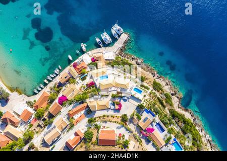 assos malerisches Fischerdorf von oben, kefalonia, griechenland. Luftdrohnenansicht. Segelboote liegen in türkisfarbener Bucht. Stockfoto