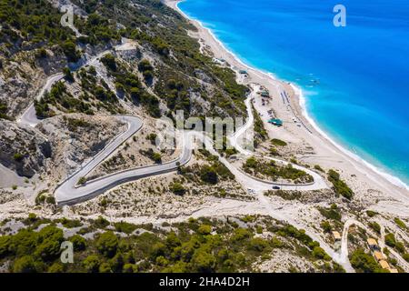 Serpentinenstraße zum gialos Strand, ionische Inseln, lefkada, griechenland, Luftbild. Stockfoto