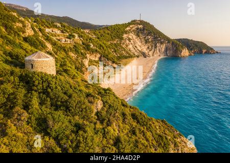 Luftaufnahme des Strandes von milos in der Nähe des Dorfes agios nikitas auf der ionischen Insel lefkada, griechenland. Abenduntergang goldenes Licht. Stockfoto