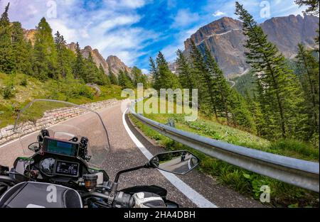 Motorradtour auf dem Sellajoch in den italienischen Dolomiten Stockfoto