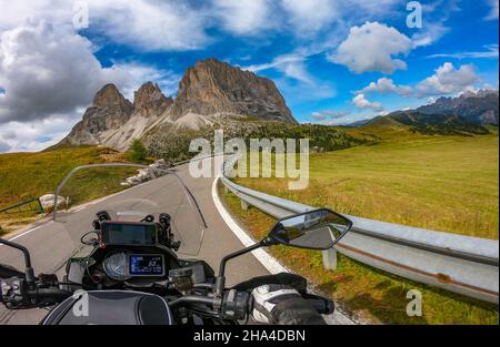 Motorradtour auf dem Sellajoch in den italienischen Dolomiten Stockfoto