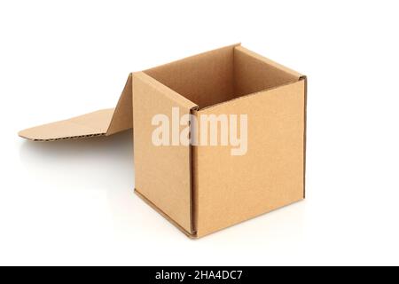 Pappkarton würfelförmiger Behälter mit Deckel auf weißem Hintergrund geöffnet. Recycelte umweltfreundliche Verpackung, Design-Element. Speicherplatz kopieren. Stockfoto