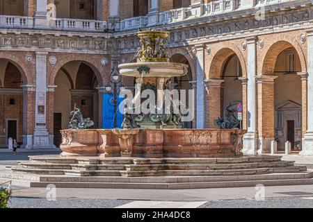 Die Fontana Maggiore im Zentrum der Piazza della Madonna in Loreto ist ein Beispiel für den barocken Brunnen der Region. Loreto, Marken Stockfoto