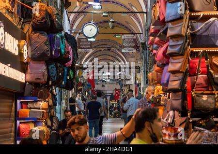 Istanbul, Türkei - 4. September 2021: Der große Basar von Istanbul, berühmter orientalischer Markt. Stockfoto