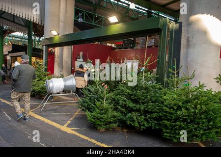 Weihnachtsbäume zum Verkauf auf dem Borough Market im Dezember 2021 Stockfoto