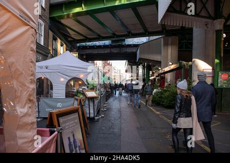 Weihnachtsbäume zum Verkauf auf dem Borough Market im Dezember 2021 Stockfoto