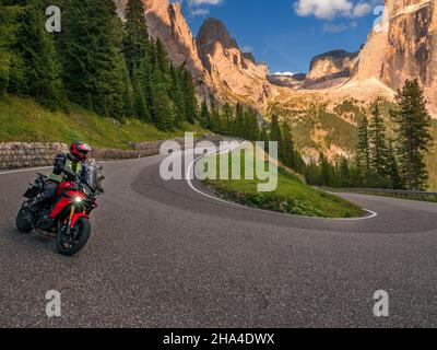 Motorradtouren auf dem Sellajoch in den italienischen Dolomiten Stockfoto