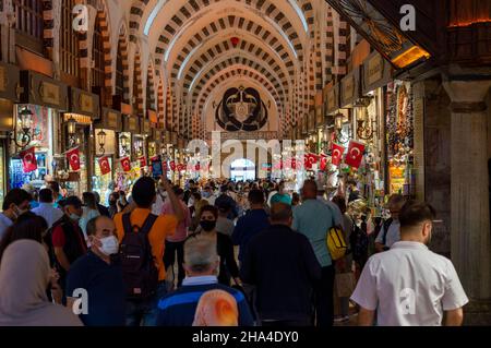 Istanbul, Türkei - 4. September 2021: Der große Basar von Istanbul, berühmter orientalischer Markt. Stockfoto