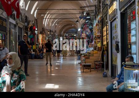 Istanbul, Türkei - 4. September 2021: Der große Basar von Istanbul, berühmter orientalischer Markt. Stockfoto
