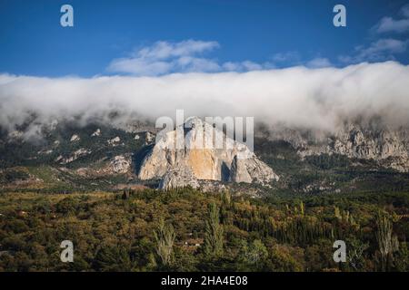 Berg shaan-Kaya, die Stadt alupka, krim. Eine sehr schöne Herbstlandschaft: Wald, Berge, neblige Wolken. Stockfoto