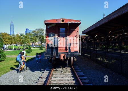 Besucher im Liberty State Park mit dem Hudson River und der Skyline von New York City im Hintergrund.New City.New Jersey.USA Stockfoto