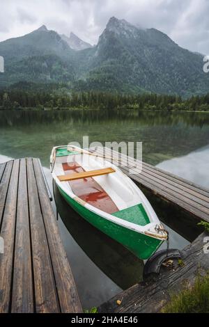 Ausflugsboot am Pier am hintersee mit Spiegelung der watzmann Berggipfel. ramsau berchtesgaden bayern, deutschland, europa. Stockfoto