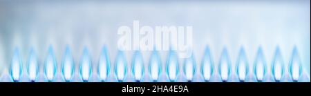 Blaue Gasflammen als Banner vor einem hellen Hintergrund Stockfoto