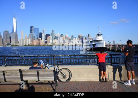 Besucher im Liberty State Park mit dem Hudson River und der Skyline von New York City im Hintergrund.New City.New Jersey.USA Stockfoto