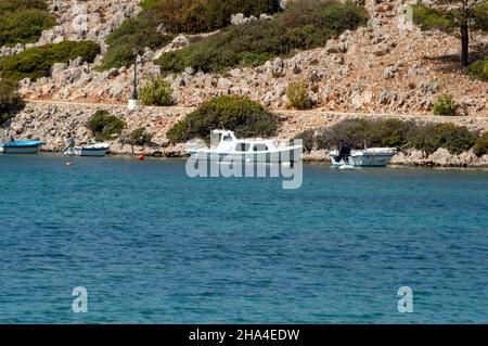 Kloster bei Panormitis. Insel Symi Dodecanese. Detail eines Bootes in der Hafeninsel Ägäis. Griechenland, Europa Stockfoto