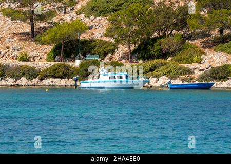 Kloster bei Panormitis. Insel Symi Dodecanese. Detail eines Bootes in der Hafeninsel Ägäis. Griechenland, Europa Stockfoto