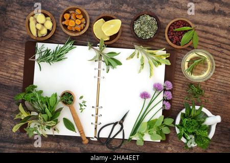 Gewürz- und Kräutersammlung. Frische Lebensmittel hausgemachte lokale Produkte würzen mit offenen Rezept Notizbuch & Mörtel. Kräuter werden auch in der Kräuterpflanzenmedizin verwendet. Stockfoto