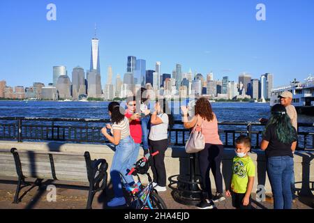 Hispanische Familie und ihre Kinder im Liberty State Park mit dem Hudson River und der Skyline von New York City im Hintergrund.New City.New Jersey.USA Stockfoto