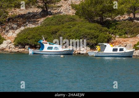 Kloster bei Panormitis. Insel Symi Dodecanese. Detail eines Bootes in der Hafeninsel Ägäis. Griechenland, Europa Stockfoto