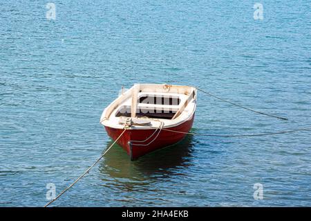 Kleines rotes Boot rustikal aus Holz in Griechenland verankert Stockfoto