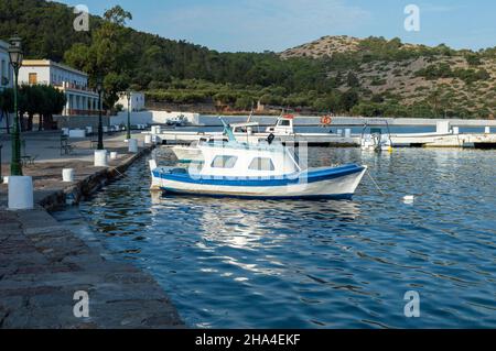 Kloster bei Panormitis. Insel Symi Dodecanese. Detail eines Bootes in der Hafeninsel Ägäis. Griechenland, Europa Stockfoto