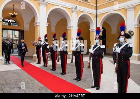 Rieti, Italien. 10th Dez 2021. Verteidigungsminister Lorenzo Guerini besucht die Carabinieri-Forstschule in Cittaducale, 10. Dezember 2021. (Bild: © Riccardo Fabi/Pacific Press via ZUMA Press Wire) Stockfoto