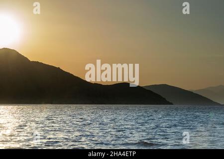 Blick auf die Ägäis und die griechischen Inseln. Hügellandschaft Stockfoto