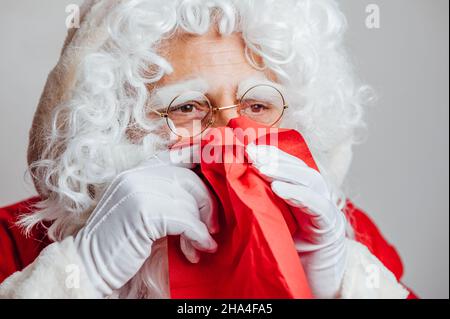 Santa bläst seine Nase, nachdem er eine Erkältung erwischt hatte Stockfoto