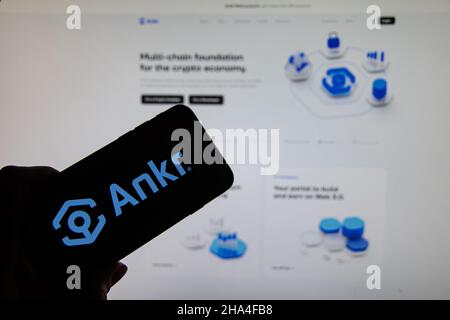 Rheinbach, Deutschland 10. Dezember 2021, das Logo der Krypto-Währung 'Ankr' auf dem Display eines Smartphones vor der Website (Fokus auf Logo) Stockfoto