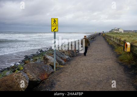 Ein älterer Mann, der auf dem Weg am Strandhill Beach in Sligo, Irland, spaziert Stockfoto