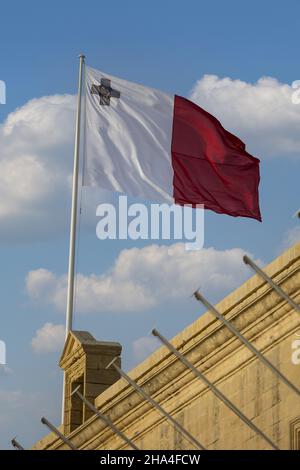 Niederwinkelaufnahme der maltesischen Flagge auf einem Gebäude in Malta, Europa Stockfoto