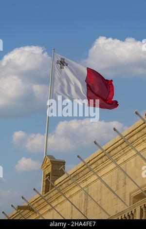 Niederwinkelaufnahme der maltesischen Flagge auf einem Gebäude in Malta, Europa Stockfoto