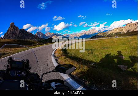 Motorradtour auf dem Passo Giau in Italien Stockfoto