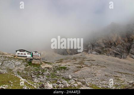 Wanderung zur Knorrhütte (2051m) auf dem zugspitzplatt im wettersteingebirge,Nebel,garmisch-partenkirchen,Loisachtal,oberbayern,bayern,süddeutschland,deutschland,europa, Stockfoto